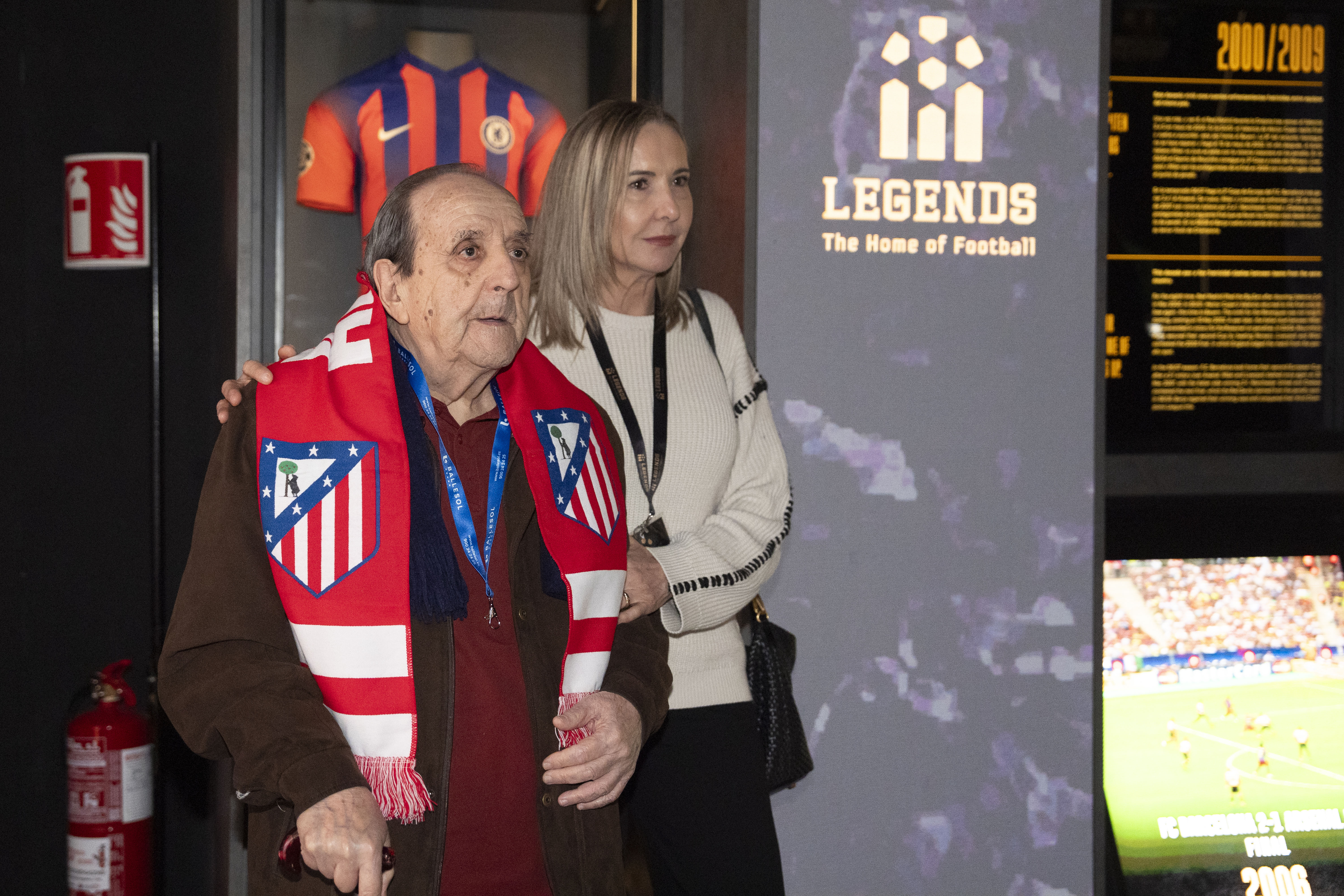 La directora de la FUNDACIÓN LALIGA, Olga de la Fuente, junto a uno de los participantes en la visita a LEGENDS. 