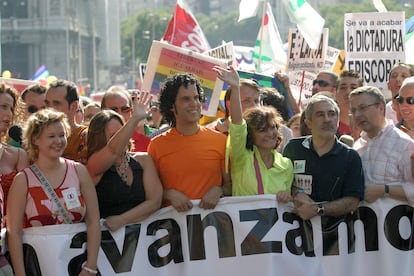 Manifestación en Madrid en el día del Orgullo Gay, varios días después de la aprobación de la ley de matrimonios entre homosexuales. En la foto, varios políticos tras una pancarta. De izquierda a derecha: Leire Pajín, PSOE; Trinidad Jiménez, PSOE; Pedro Zerolo, PSOE; Carmen Calvo, ministra de Cultura del PSOE; Gaspar Llamazares, IU y José Blanco, PSOE. 