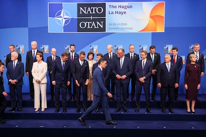 El presidente Sánchez se dirige a su posición en la foto de familia de la cumbre. 