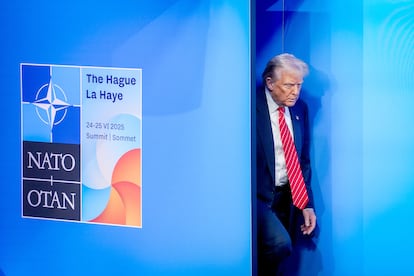 El presidente de EEUU, Donald Trump, llega al saludo institucional.