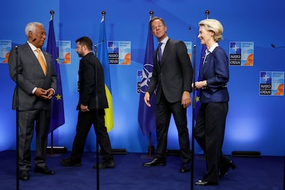 Desde la izquierda, António Costa, Volodímir Zelenski, Mark Rutte y Ursula von der Leyen, este martes en La Haya.