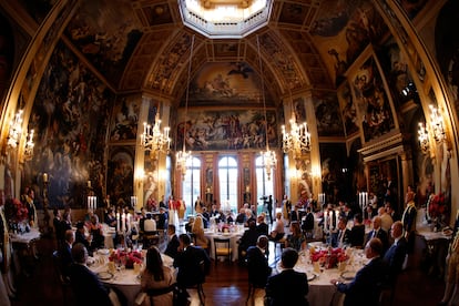 Los jefes de Estado y de Gobierno de la OTAN asisten a una cena de gala en el Palacio Huis ten Bosch en La Haya, este martes.