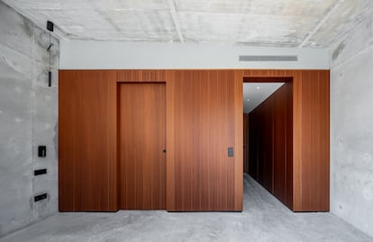 Los paneles de madera separan los baños es lo más parecido a un tabique que hay en el inmueble. 