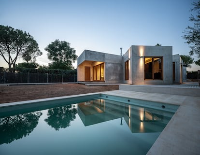 La piscina completa la parcela, que tiene más de 700 metros cuadrados. 