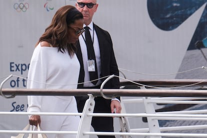 Una de las llegadas más recientes ha sido la de la presentadora Oprah Winfrey. En la imagen, la también productora, filántropa y crítica de libros a su llegada al aeropuerto Marco Polo este jueves 26 de junio.
