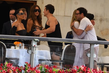 Las hermanas, empresarias y estrellas de telerrealidad Kim y Khloé Kardashian saludan al actor Orlando Bloom en Venecia en los festejos inaugurales de la boda de Bezos y Sanchez. 