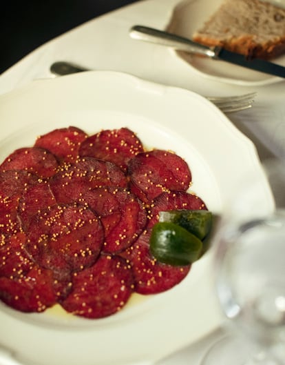 Carpacho de venado con granos de mostaza e higos picantes, uno de los entrantes de éxito.
