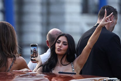 En la imagen, la 'influencer' y empresaria Kim Kardashian se fotografía en un barco en Venecia, este jueves 26 de junio. Kardashian es amiga íntima de la periodista y fue una de las invitadas estrella a la despedida de soltera en París.