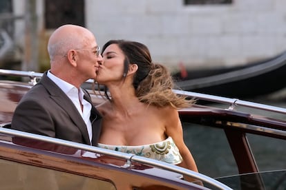 El fundador de Amazon, uno de los hombres más ricos del mundo, y la experiodista y piloto de helicópteros hicieron pública su relación en enero de 2019. El compromiso se produjo mientras la pareja estaba de vacaciones en el sur de Francia, en mayo de 2023. 
