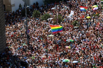 Centenares de personas participan en la marcha del Orgullo por el centro de Budapest, este sábado. 
