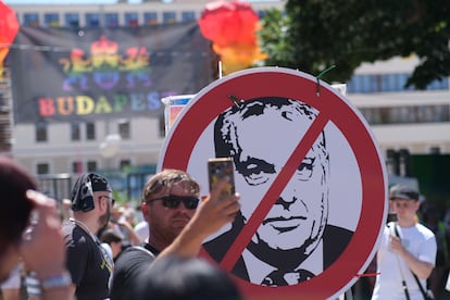 Participantes en la marcha del Orgullo LGTBIQ+ que se celebra en Budapest (Hungría), este sábado. 