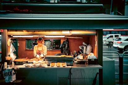 Uno de los puestos callejeros (pocha) de Seúl incluidos en 'Seúl. Pocha', de Su Scott (Editorial Salamandra). Además de las recetas de platos, tentempiés y bebidas, el libro contiene ambientes y lugares que Scott y su marido, fotógrafo gastrónomico, recorrieron durante semanas para capturar la esencia que buscaban para el libro. 