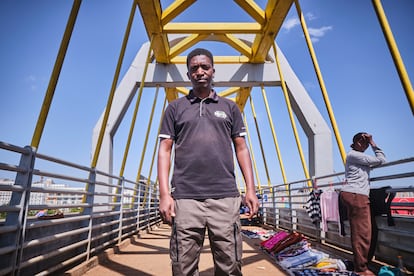 Okoth Omondo (27 años) es una de las figuras más destacadas de las protestas. “Empecé explicando informes complejos, que la mayoría de kenianos no entienden por su lenguaje técnico, para que los jóvenes comprendieran mejor temas como el presupuesto nacional o las leyes fiscales y salieran a protestar más informados”, explica desde el puente que pasa por la carretera que une el centro de Nairobi con la ciudad comercial de Thika, la misma por la que miles de personas marcharon el 25 de junio de 2024 en la manifestación más masiva de Nairobi. “Al explicar estos casos de corrupción, mis vídeos empezaron a viralizarse y el Gobierno empezó a marcar mis contenidos como “incitadores”, así que fui perseguido, vigilado y finalmente secuestrado por hombres enmascarados tras una gran protesta”, recuerda Omondo. “Me tuvieron toda la noche dando vueltas; creo que no me mataron porque en ese momento el patrón era secuestrarnos y asustarnos, pero quizás, si hubiera ocurrido ahora, habría aparecido muerto, igual que Albert [Ojwang]”.