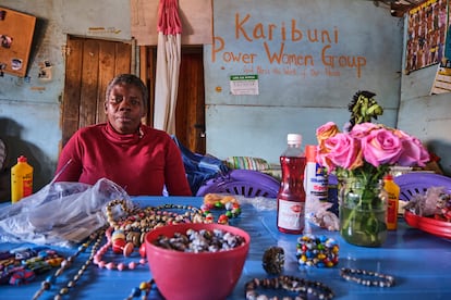 Rosemary forma parte del Karibuni Power Women Group, un colectivo de mujeres seropositivas del ‘slum’ de Kibera, en Nairobi, que decidieron organizarse para combatir el estigma y la discriminación en torno al VIH en su comunidad. Ahora coordina un negocio colectivo de bisutería con cuentas de colores, telas africanas y animales decorativos.  “Queríamos demostrar que ser seropositiva no es el final de la vida, que todavía podemos hacer algo, criar a nuestros hijos”, cuenta. Sin embargo, ahora ve en peligro los avances sociales. “Nos preocupa mucho que solo haya antirretrovirales en Kenia hasta septiembre”, alerta.
