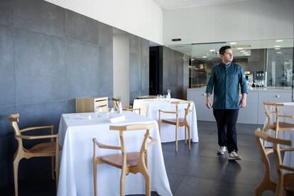 El chef Diego Gallegos en la sala de su restaurante.