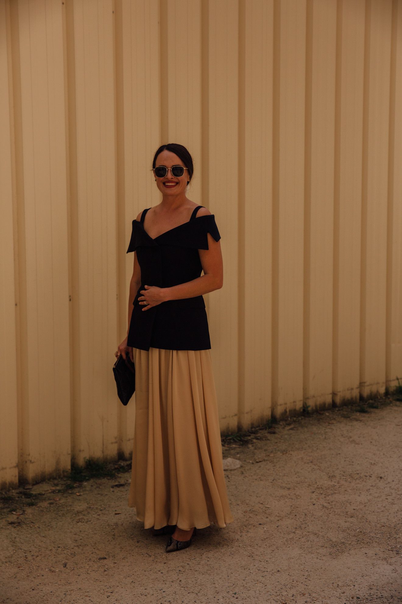 look de invitada de boda con falda