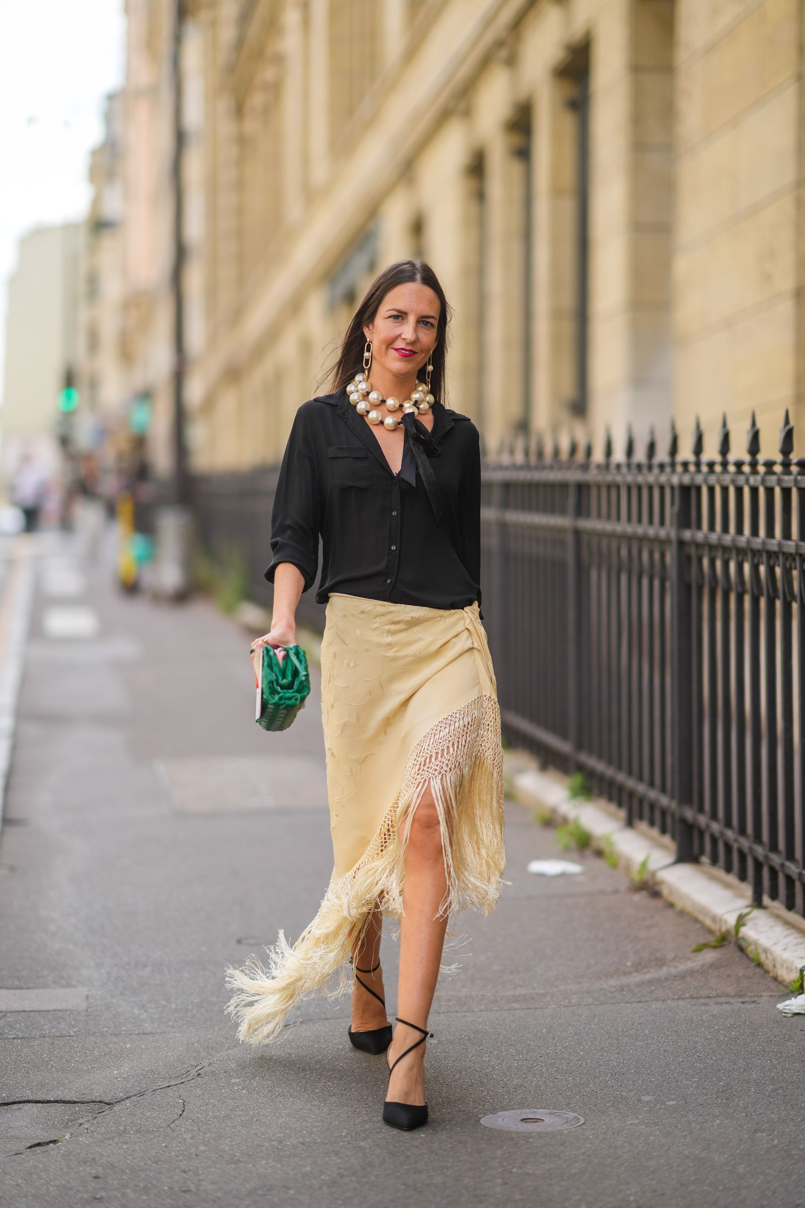 look de invitada de boda con falda