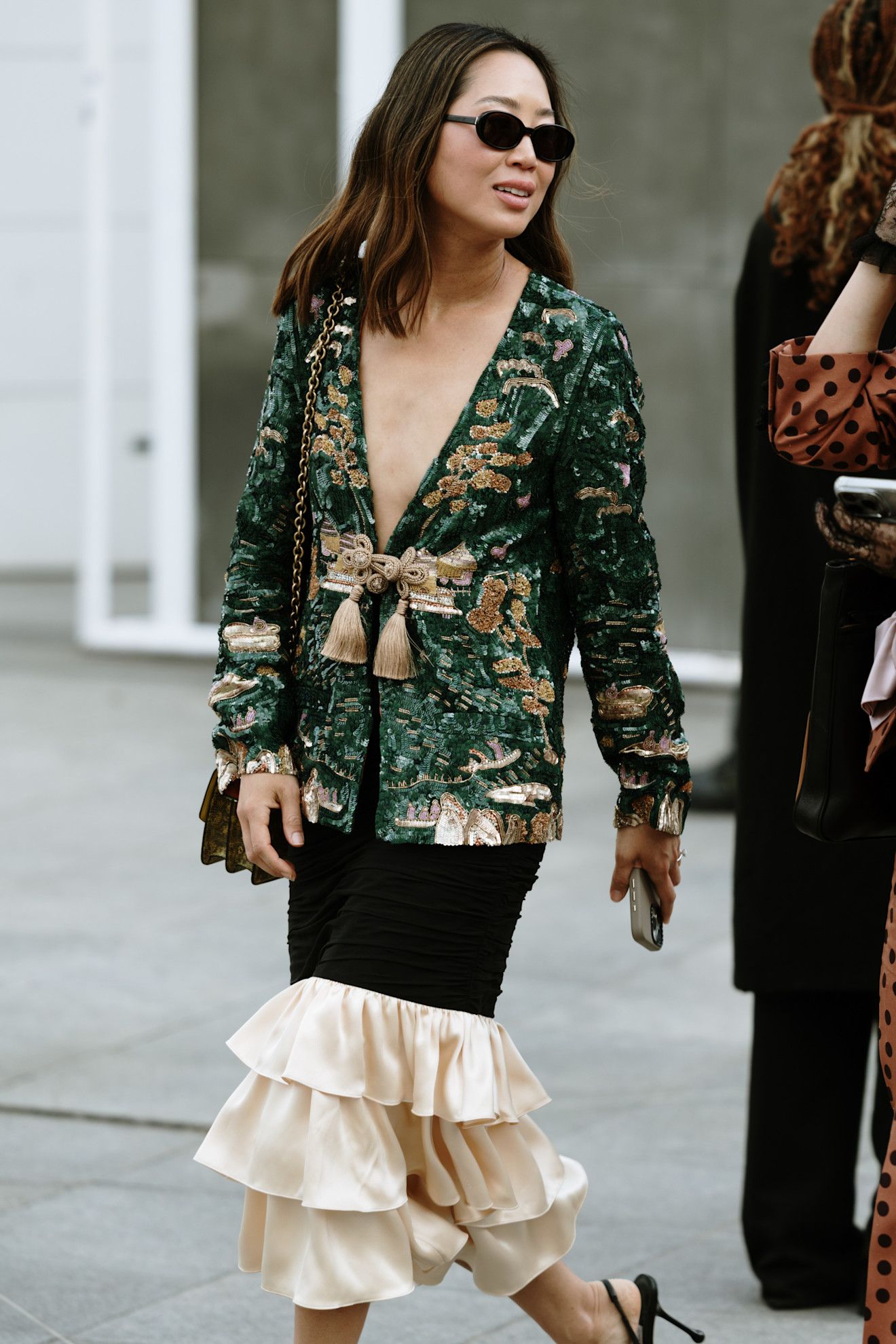 look de invitada boda con falda