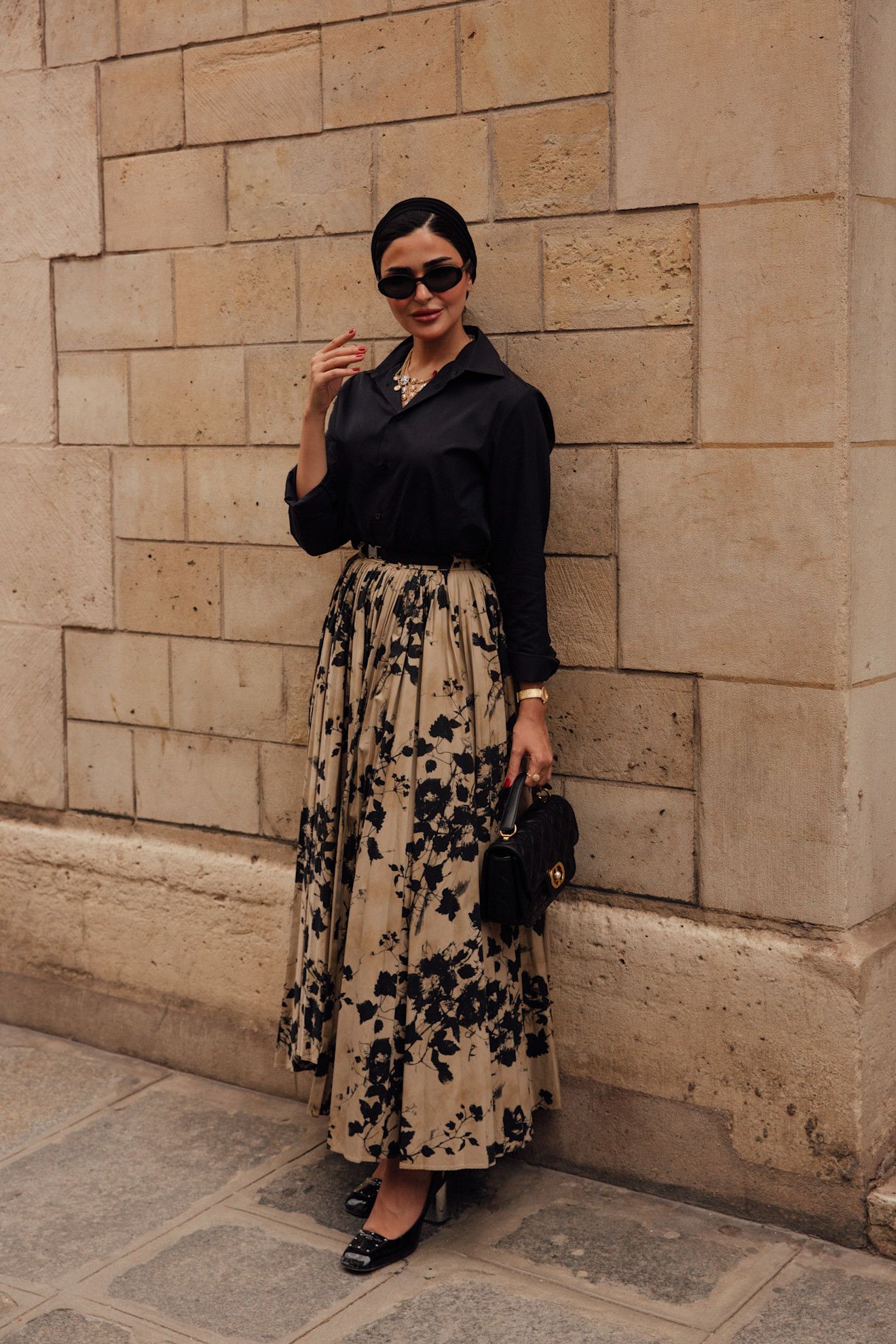 look de invitada de boda con falda