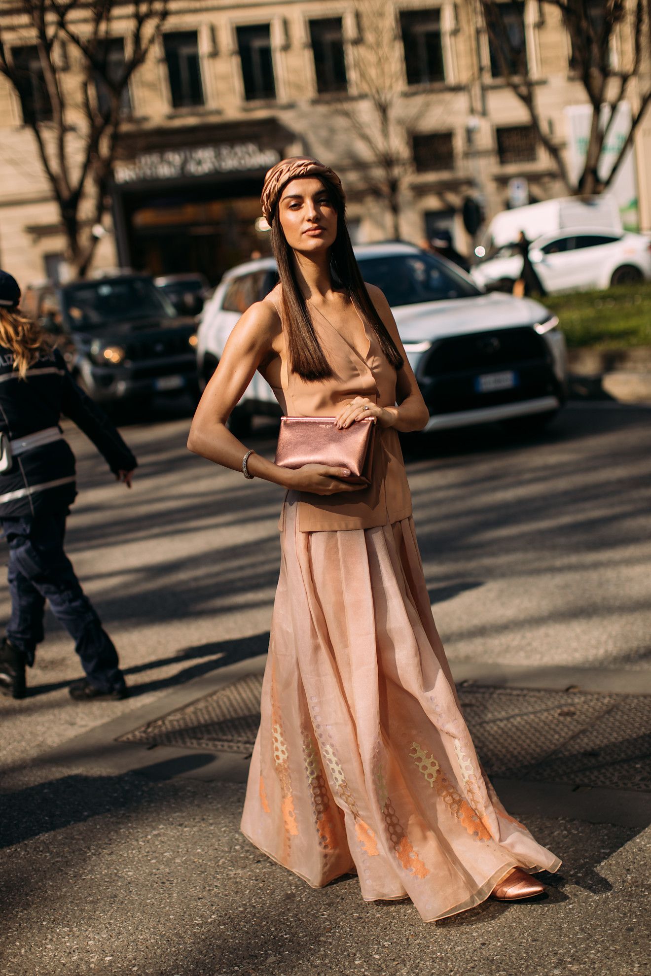 look de invitada de boda con falda