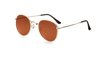 Gafas de sol polarizadas sobre fondo blanco.