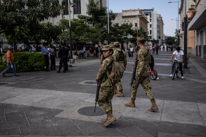 Militares patrullan las calles del centro de San Salvador en medio del régimen de excepción impuesto por Bukele, en febrero de 2024.