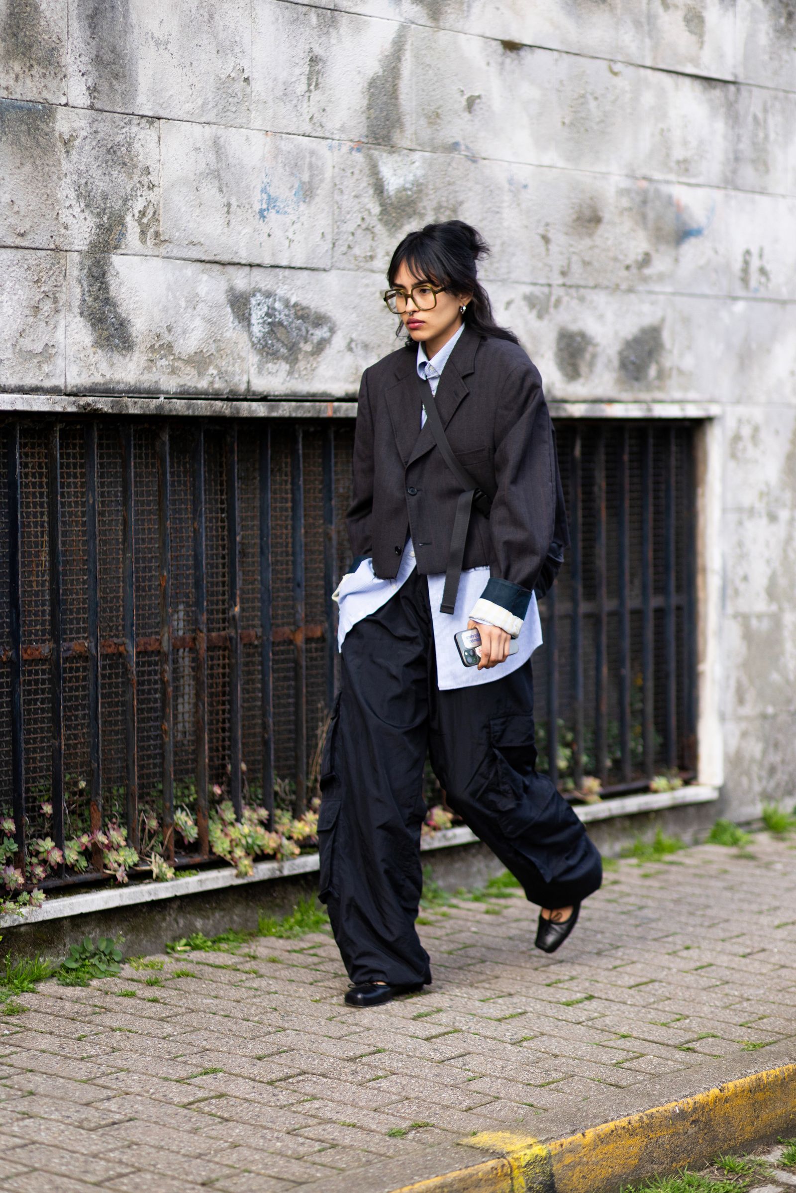 Cómo llevar pantalones cargo este verano según el street style