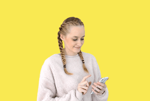 Persona feliz luego de haber agregado su tarjeta de débito a su smartphone para hacer pagos sin contacto.- Blog Hola Telcel 