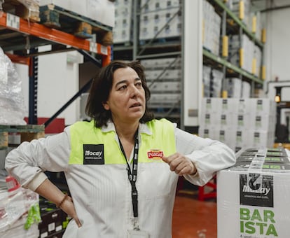 Lucía Pascual, trabajadora del tostadero Mocay en Tajonar (Navarra), lleva 29 años en el negocio del café.