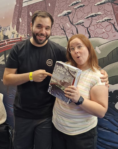 Israel Cendrero y Sheila Santos, el dúo conocido como Llama Dice, con su juego de mesa 'The White Castle', en una imagen promocional facilitada por Devir.