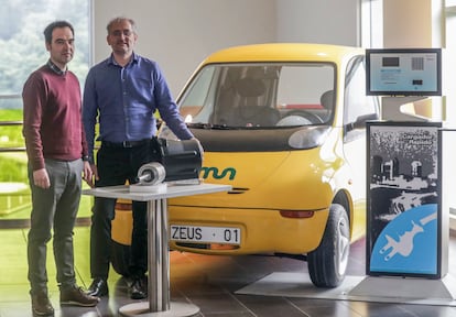 Los investigadores Fernando Garramiola (izquierda) y Javier Poza, con su prototipo de motor para coche eléctrico, el pasado lunes. 