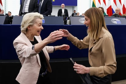 La presidenta de la Comisión Europea, Ursula von der Leyen, y la presidenta de la Eurocámara, Roberta Metsola, se saludan en el Parlamento europeo en noviembre de 2024.