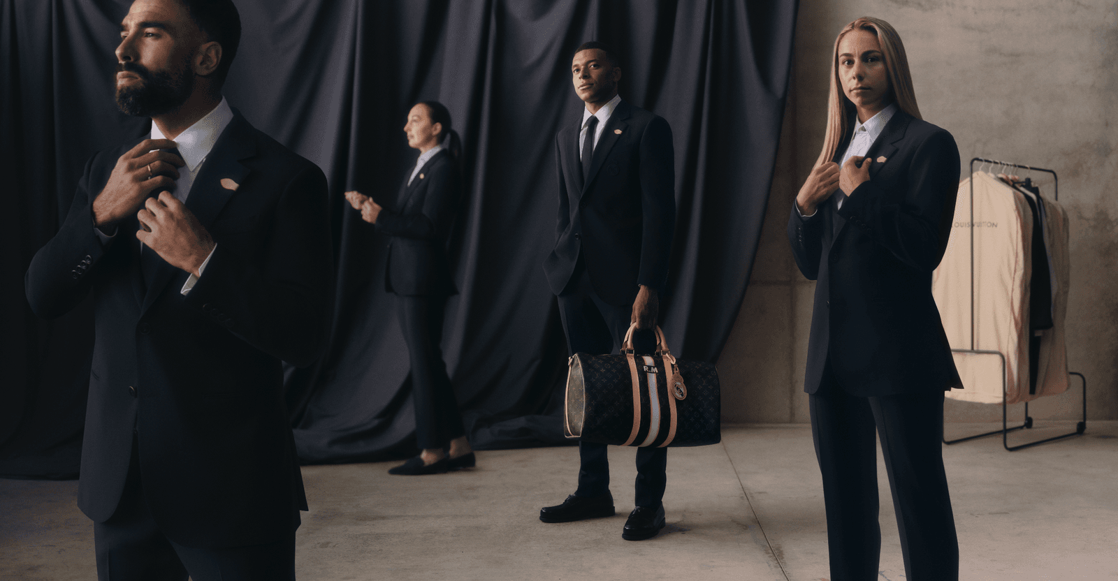 Dani Carvajal Athenea del Castillo Kylian Mbapp y Caroline Weir en Louis Vuitton para el Real Madrid F.C.