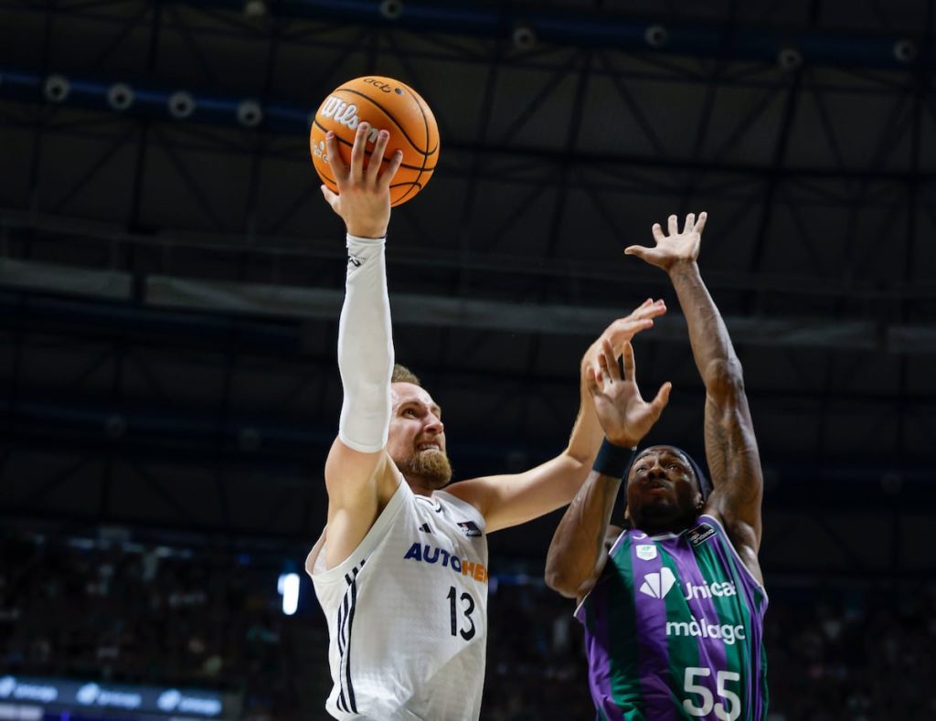 El base de Montenegro del Unicaja Kendrick Perry (d) en acción ante el alero bosnio del Real Madrid Dzanan Musa este domingo.