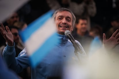 Máximo Kirchner participa del banderazo en apoyo a la expresidenta argentina tras ser condenada por la Causa Vialidad, el 20 de junio. 