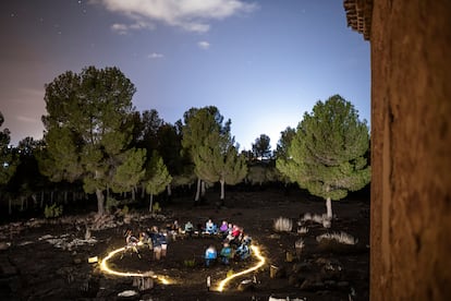Un grupo de observadores contempla el cielo nocturno en Caravaca de la Cruz (Región de Murcia).