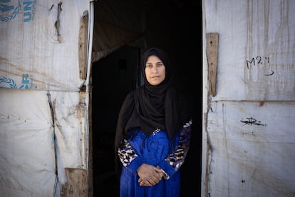 La refugiada siria Shadia Mohammad Jesm, de 50 años, en el campo de refugiados Jasmine, en Saadnayel (Líbano), a pocos kilómetros de la frontera con Siria. Tras llevar cinco años viviendo en este asentamiento, planea volver a su país tras la caída del régimen de Bachar Al Asad.