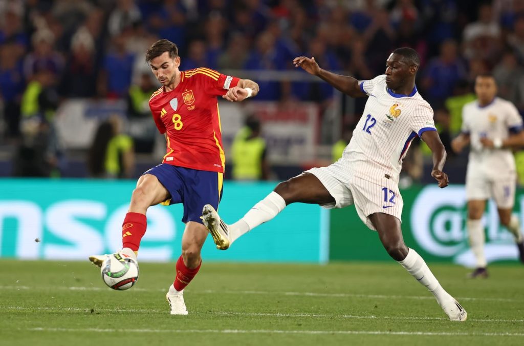 Fabián ante Kolo Muani, durante el partido entre España y Francia.
