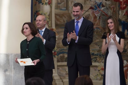 Los reyes de España Felipe VI y Letizia asisten a la entrega de los Premios Nacionales de Cultura de 2014, en los que fue reconocida Luz Casal.