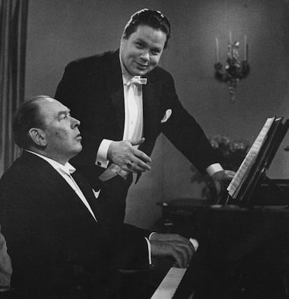 Dietrich Fischer-Dieskau, acompañado del pianista británico Gerald Moore, en el ensayo de un recital en 1959.