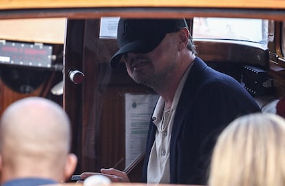 Uno de los invitados del enlace entre el fundador de Amazon y la periodista, Leonardo DiCaprio, en el interior de una lancha en Venecia y con el rostro tapado por una gorra, el 26 de junio de 2025. Se calcula que el precio de los taxis acuáticos se ha puesto a 400 euros la hora estos días en la ciudad italiana.
