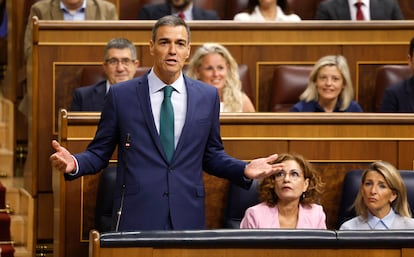 El presidente del Gobierno, Pedro Sánchez, responde a Feijóo durante la sesión de control al Gobierno. 