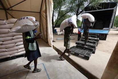 Trabajadores cargan un camión con ayuda humanitaria procedente de la cooperación estadounidense en el campo de refugiados de Kakuma, en Kenia, el 3 de junio de 2025.