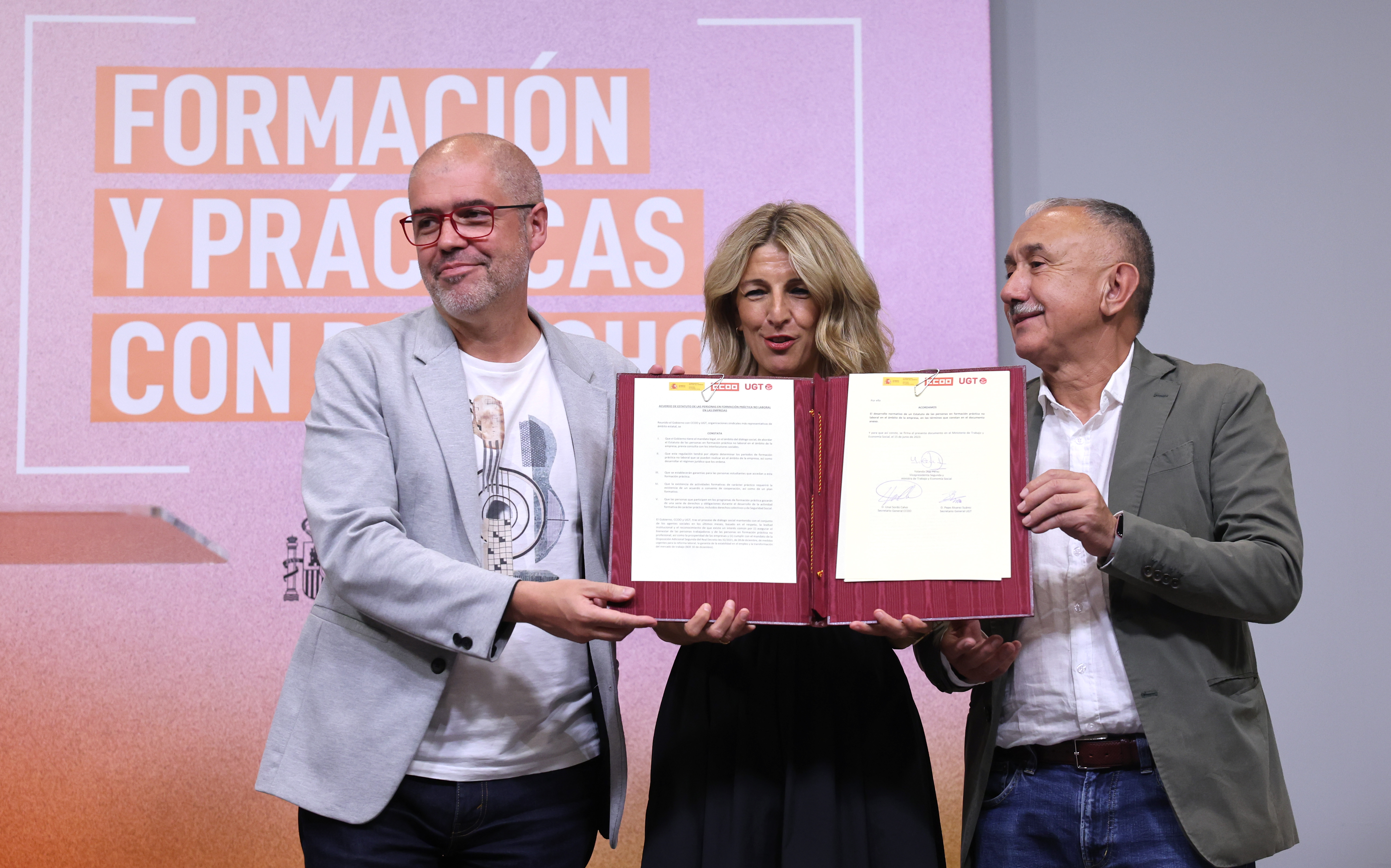 Unai Sordo, Yolanda Díaz y Pepe Álvarez, durante la presentación del estatuto del becario en junio de 2023.