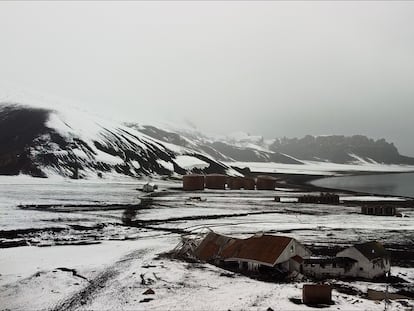 Restos de la base británica Estación B, abandonada tras una erupción en 1969 en la isla Decepción (Antártida).
