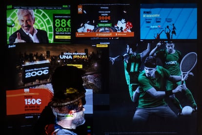 Una persona mira una pantalla con varias web de apuestas virtuales en Sevilla en 2020.
