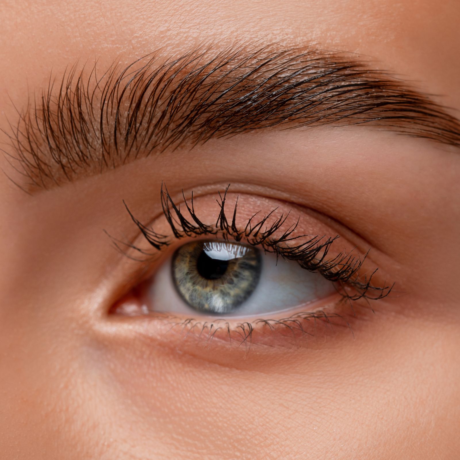 El resultado del microblading discreto y pelo a pelo.