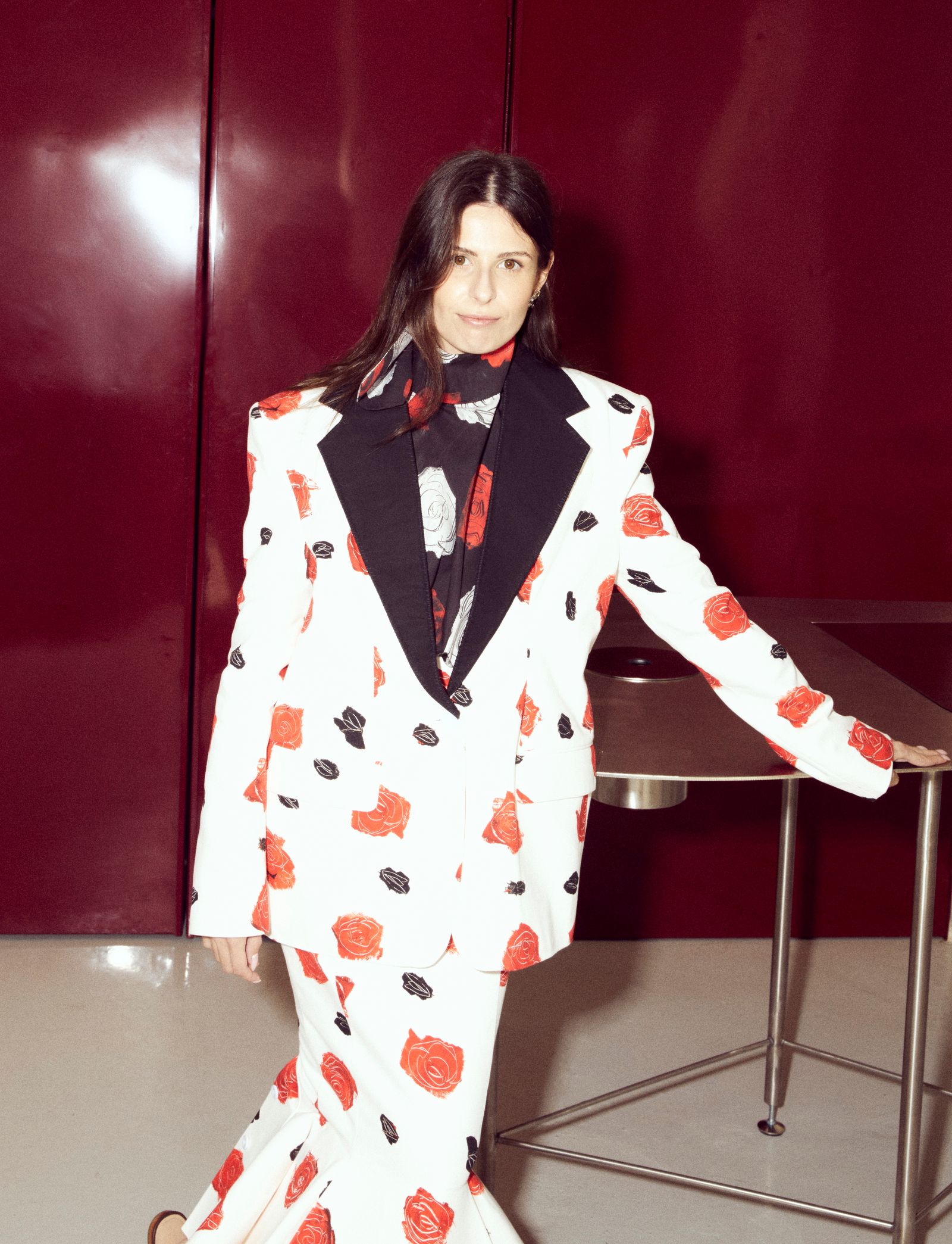 Traje de chaqueta y blusa todo de MARNI y pendientes CLEOPATRA'S BLING. Fotografía Pablo Zamora  Estilismo Berta Álvarez.