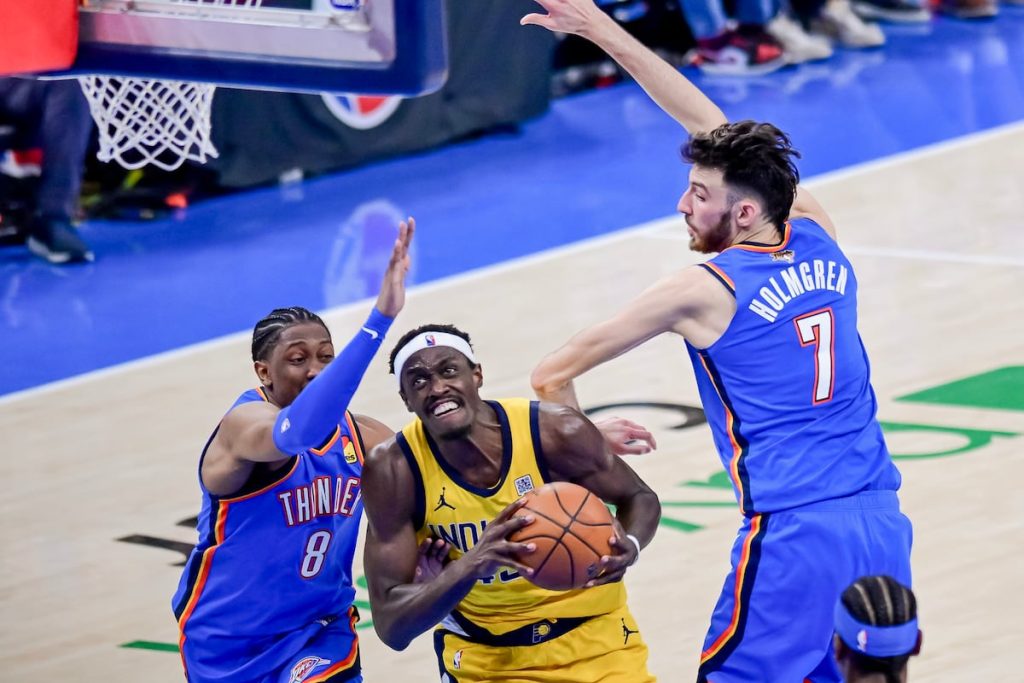 Pascal Siakam entra a canasta, defendido por Jalen Williams y Chet Holmgren en el partido de este domingo.