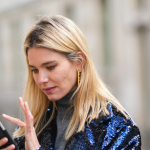 Gracie Abrams, con pantalones de chándal anchos y ‘slingbacks’ bicolores de Chanel, tiene la clave del estilo ‘sporty chic’ 